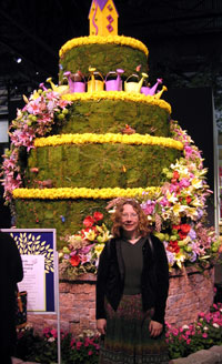 Alyce with flower cake (Click to enlarge)