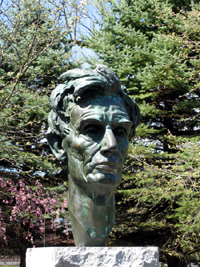 Abe Lincoln bust, closer (Click to enlarge)