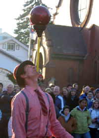 Juggler with plunger (Click to enlarge)
