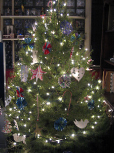 Tree with ornaments (Click to enlarge)