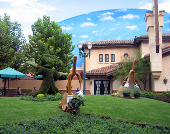 Fantasia topiary at Disney-MGM Studios (Click to enlarge)