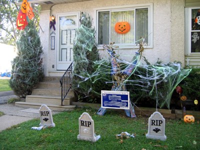 Yard decor with tombstones (Click to enlarge)