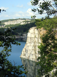 Rock in quarry (Click to enlarge)